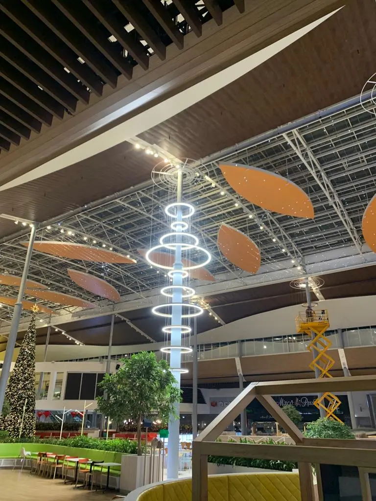 Centro cerrado y plataforma elevadora en la galería. La ventana hasta la apertura es todo lo que tiene el equipo