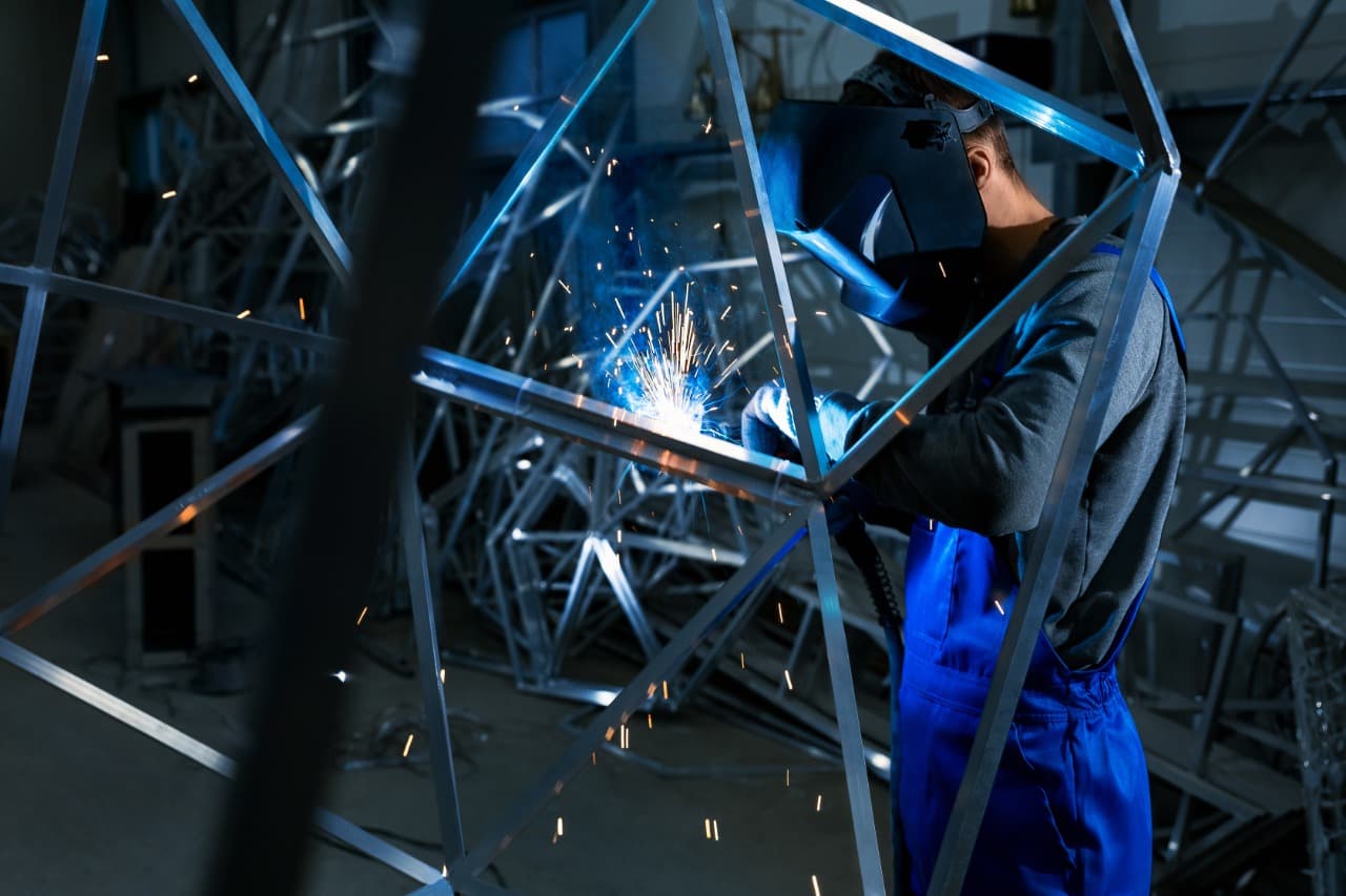 Montaje de una instalación lumínica en el taller de producción