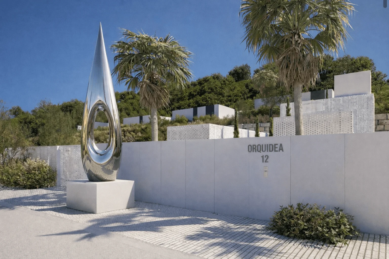 Pieza escultórica dominante en acero inoxidable 316L con acabado espejo, a la entrada de un complejo residencial en la costa