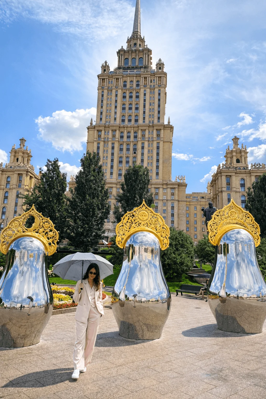 Una huésped se hace una foto junto a las esculturas espejo frente al hotel: la imagen acaba en sus redes y funciona como una publicidad que el hotel no ha pagado